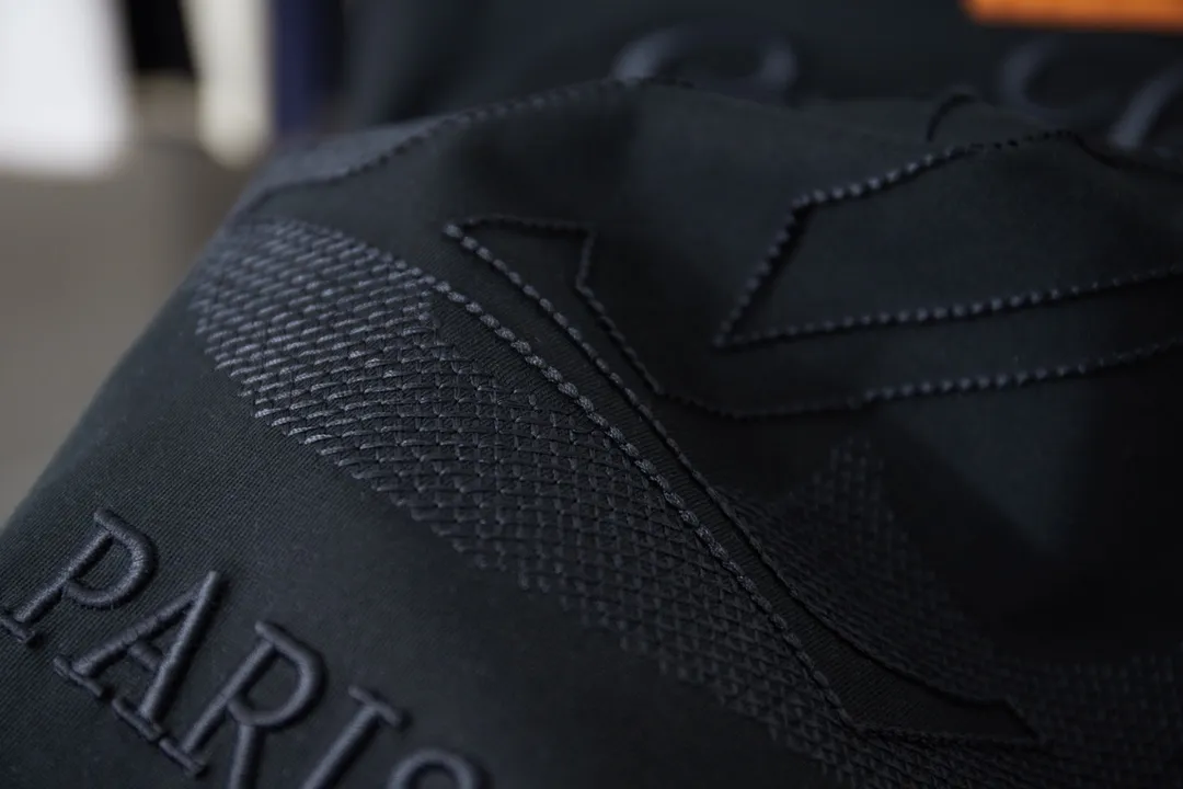🅿️200 1V 25SS early spring new style short sleeves with embroidered letters, light luxury, a must-have item for daily commuting for men and women, correct version, welcome to compare, detailed features · 320 grams of 100% pure cotton double yarn jersey fabric · Special thickened 32 pieces of double yarn 1X1 thread in the same vat · Imported Tajima machine hollow embroidered letter logo. Ready-made garments are washed to make the embroidery softer · Double-needle sewing and cross-seam technology · Original main mark, washed tag, brand moisture-proof paper packaging Color: black/white Size: S/M/L/XL